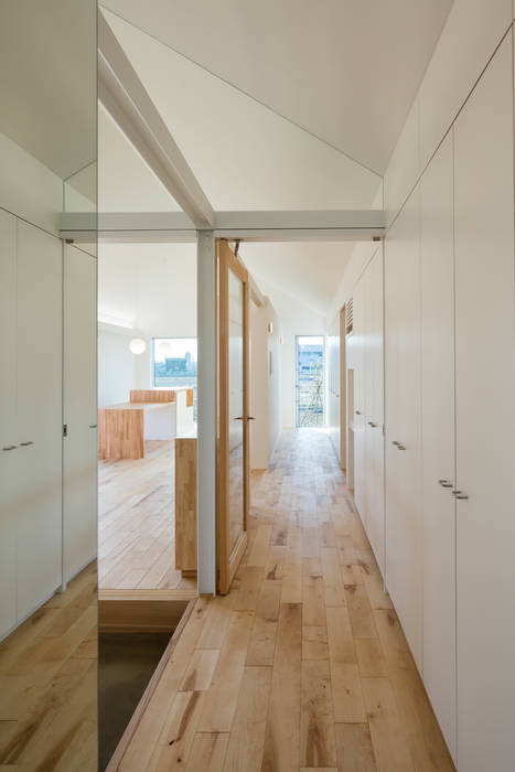 House in Inuyama, hm+architects 一級建築士事務所 hm+architects 一級建築士事務所 Eclectic style corridor, hallway & stairs Wood-Plastic Composite