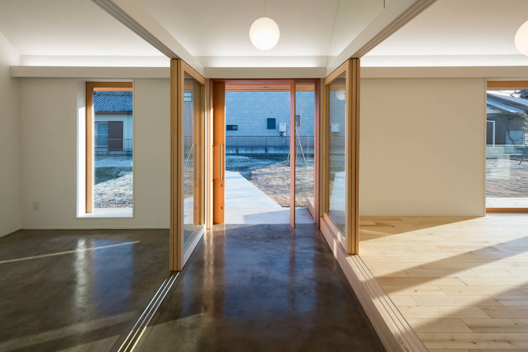 House in Inuyama, hm+architects 一級建築士事務所 hm+architects 一級建築士事務所 Eclectic corridor, hallway & stairs Concrete