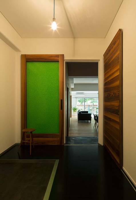 R.107 renov., 6th studio / 一級建築士事務所 スタジオロク 6th studio / 一級建築士事務所 スタジオロク Modern corridor, hallway & stairs Wood Wood effect