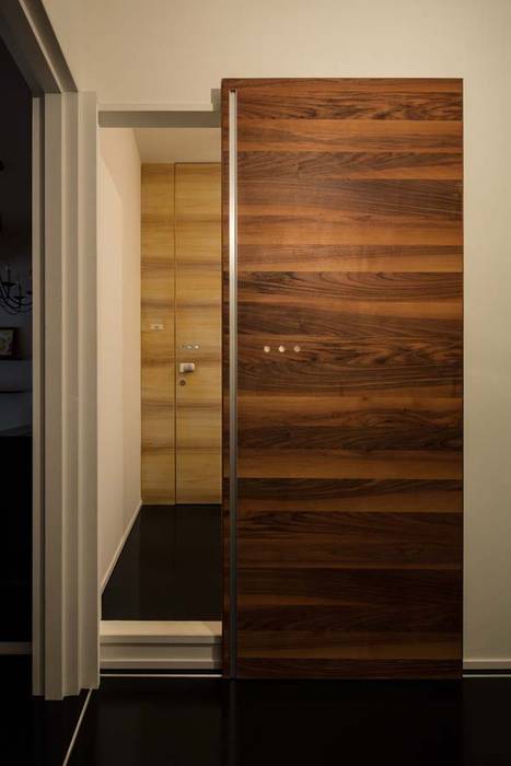 R.107 renov., 6th studio / 一級建築士事務所 スタジオロク 6th studio / 一級建築士事務所 スタジオロク Modern Corridor, Hallway and Staircase Wood Wood effect