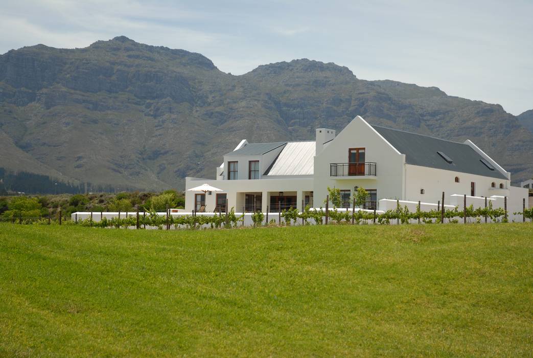 House Grobler, De Zalze Winelands & Golf Estate (Stellenbosch), Reinier Brönn Architects & Associates Reinier Brönn Architects & Associates Minimalist Evler