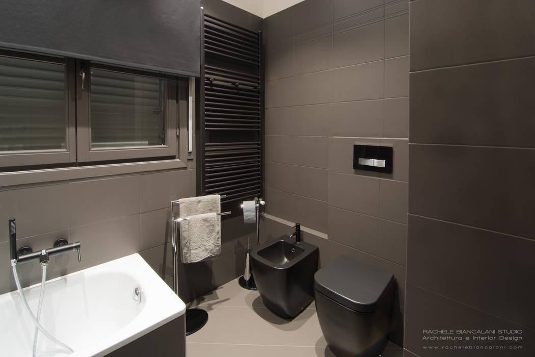 DARK WATER - a very dark bathroom - galactic renovation - TRASFORMAZIONE GALATTICA Rachele Biancalani Studio Bagno moderno Piastrelle starwars,dark,water,bagno,scuro,ristrutturazione,resina,microresina,restyling,cila,pratica edlizia,nero,grigio,beige,tortora,antracite,sanitari neri,sanitari neri