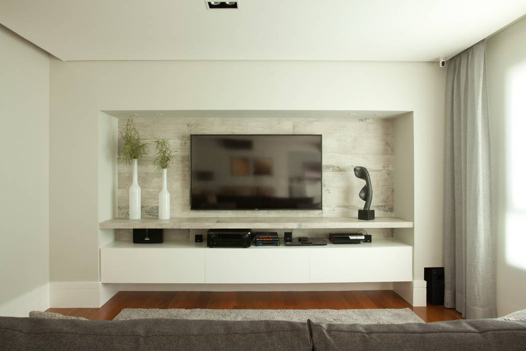 Home theater com pintura branca alto brilho e painel em concreto Liliana Zenaro Interiores Salas de estar modernas home theater,sala de estar,sala de tv,cinza,marcenaria,cimento,concreto