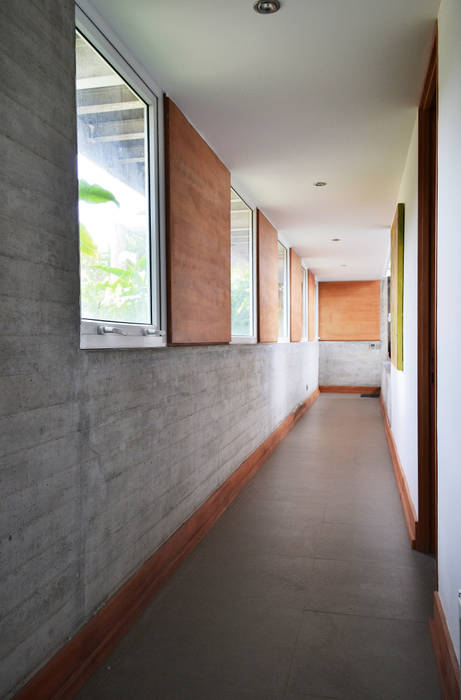 CASA P65, ESTUDIO BASE ARQUITECTOS ESTUDIO BASE ARQUITECTOS Коридор