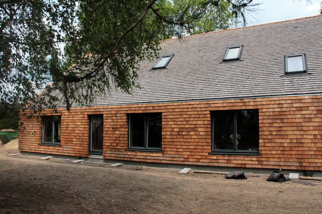Strawbale kryty dranicą cedrową, Organica Design & Build Organica Design & Build Rustic style house