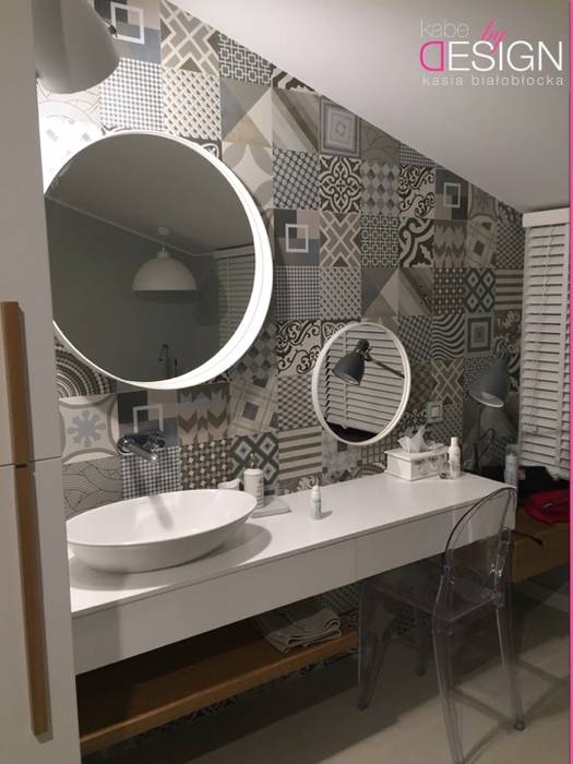 projekt Września, kabeDesign kasia białobłocka kabeDesign kasia białobłocka Industrialna łazienka łazienka,lustra,umywalka,toaletka umywalkowa,dekor,żaluzje białe
