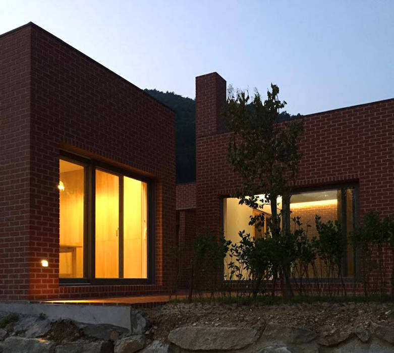 Rural brick house, small-rooms association small-rooms association 미니멀리스트 주택 벽돌
