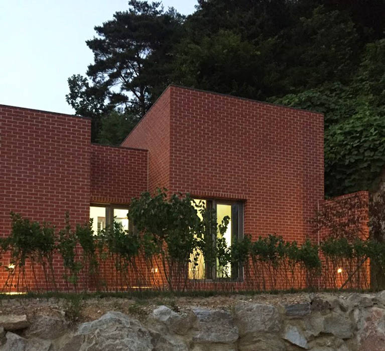 Rural brick house, small-rooms association small-rooms association 미니멀리스트 주택 벽돌