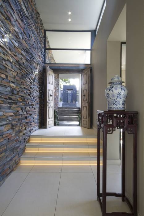 Let The Light In, Spiro Couyadis Architects Spiro Couyadis Architects Modern corridor, hallway & stairs