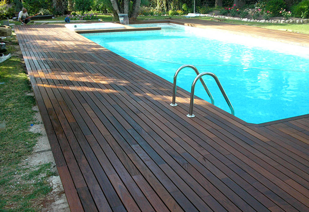 TARIMA DE MADERA PARA PISCINA, Novodeco Novodeco Piscinas de estilo tropical