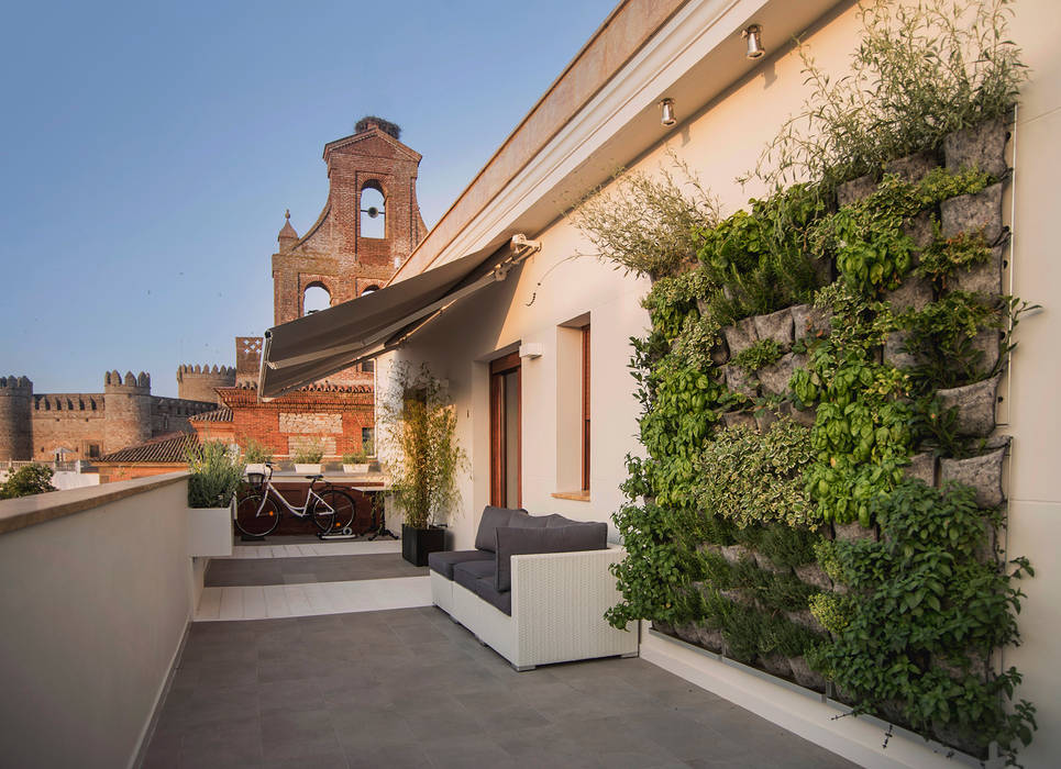 Lujosa Terraza con Jacuzzi: Ideal para Parejas, SENZA ESPACIOS SENZA ESPACIOS Varandas, marquises e terraços mediterrânicos