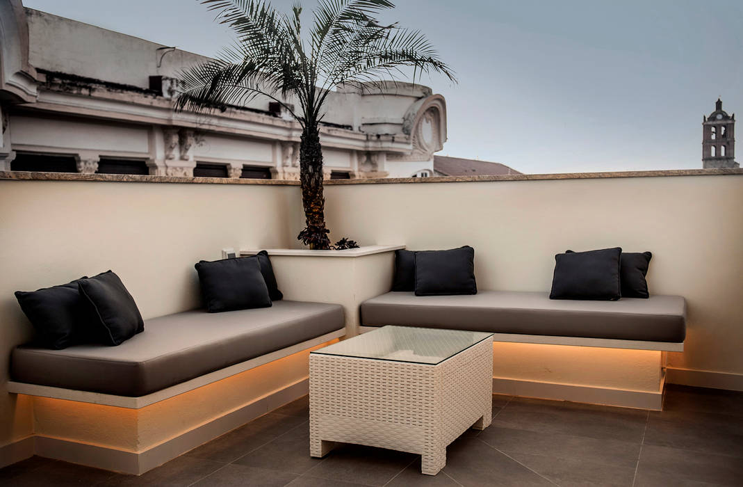 Lujosa Terraza con Jacuzzi: Ideal para Parejas, SENZA ESPACIOS SENZA ESPACIOS Varandas, alpendres e terraços mediterrâneo