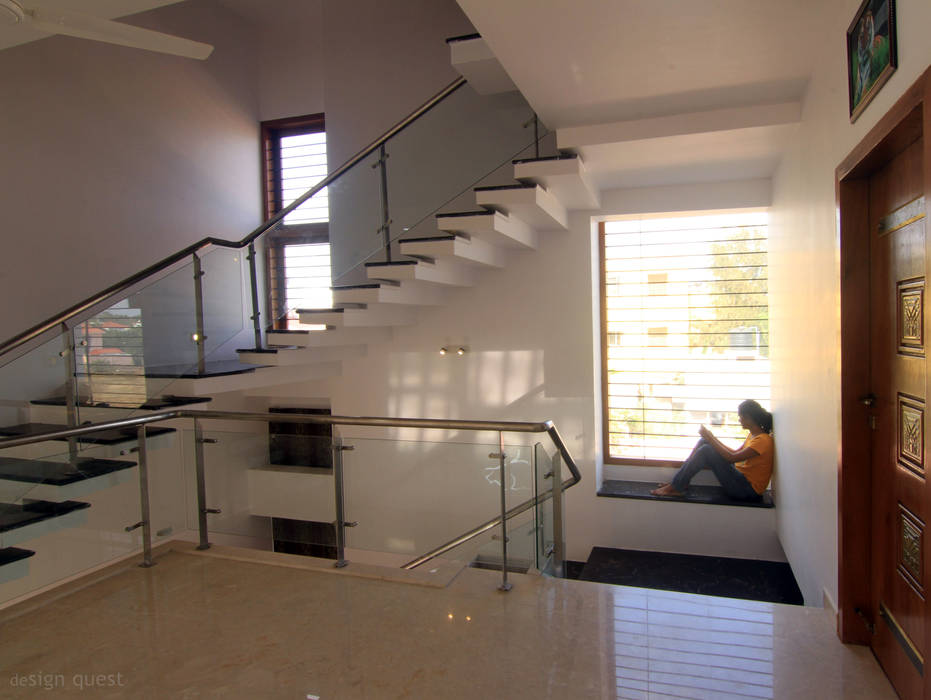 Gowrishankar Residence, Design Quest Architects Design Quest Architects Modern corridor, hallway & stairs Concrete