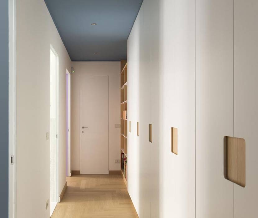 WHITE, BRIGHT AND MINIMAL. APPARTAMENTO ZONA WASHINGTON, Luigi Brenna Architetto Luigi Brenna Architetto Modern corridor, hallway & stairs