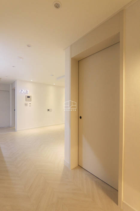 화이트톤의 밝고 편안한 아파트 인테리어 25py, 홍예디자인 홍예디자인 Fenêtres & Portes minimalistes