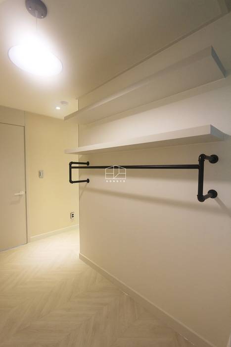 화이트톤의 밝고 편안한 아파트 인테리어 25py, 홍예디자인 홍예디자인 Ruang Ganti Minimalis