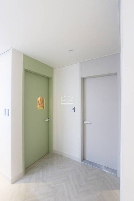 화이트톤의 밝고 편안한 아파트 인테리어 25py, 홍예디자인 홍예디자인 Minimalist windows & doors