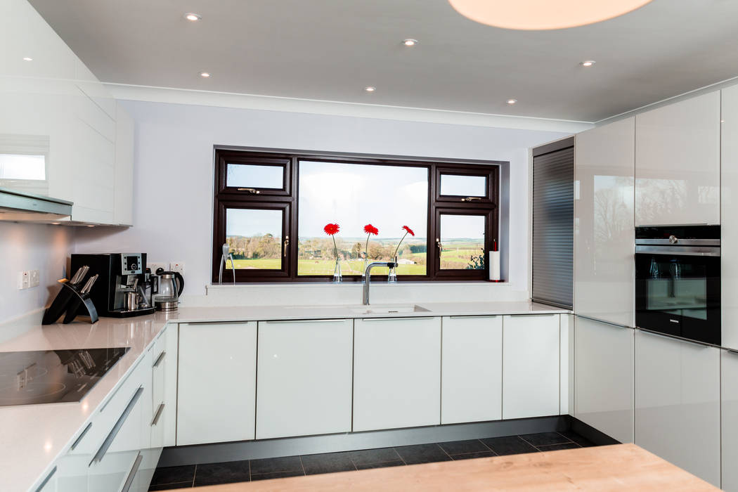 Nobilia Project 3 Vetra flat fronted door in white glass with stainless steel bar handle Eco German Kitchens 現代廚房設計點子、靈感&圖片 玻璃 Nobilia,U shaped kitchen,twinkle white Quarts worktops,Siemens flexiInduction hob,Siemens compact steam oven,Siemens telescopic hood,Neff integrated fridge freezer,Neff dishwasher,Blanco silgranite sink,Blanco Vonda tap