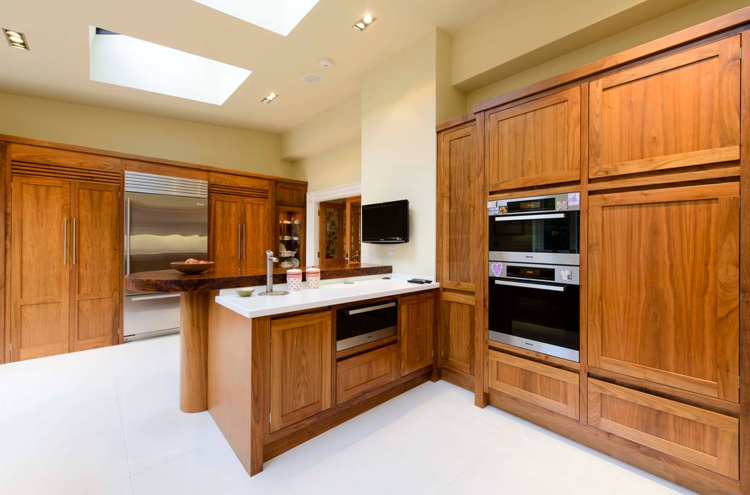 Walnut Curved Kitchen with White Corian Worktops George Bond Interior Design Кухня Аксесуари та текстиль