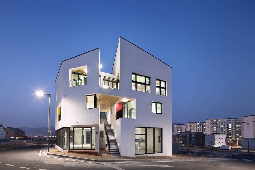 DOUBLE HOUSE, ON ARCHITECTURE INC. ON ARCHITECTURE INC. 아시아스타일 주택 하늘,건물,빛,창문,조명,집,아스팔트,도시 디자인,가로등,주거 지역