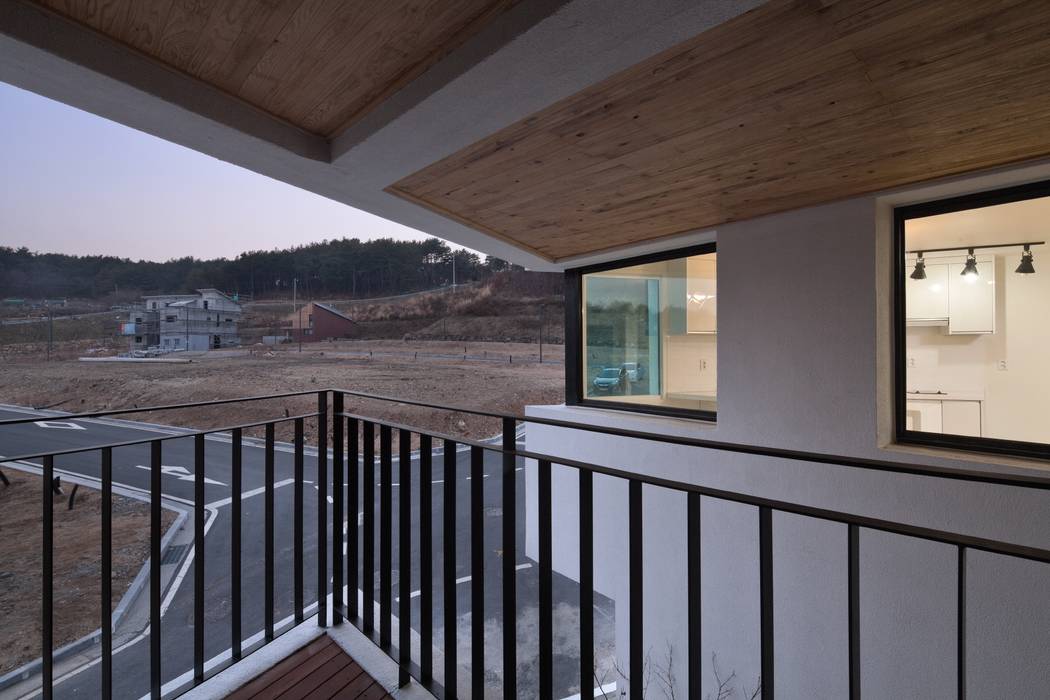 DOUBLE HOUSE, ON ARCHITECTURE INC. ON ARCHITECTURE INC. Asian style balcony, veranda & terrace