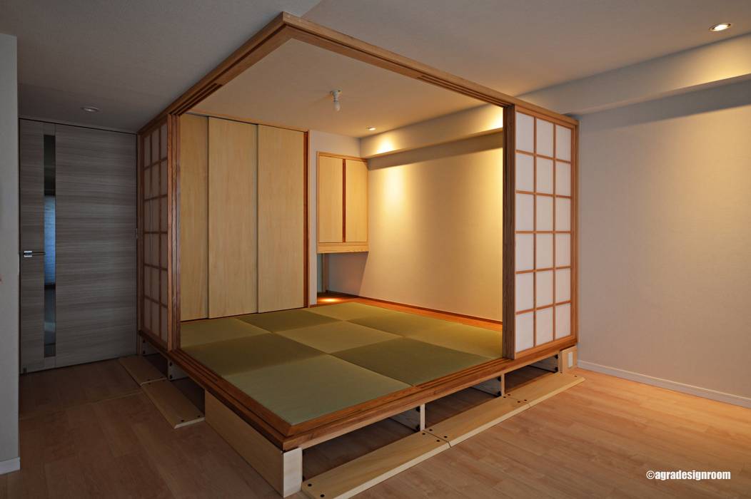 El cuarto del estilo japonés que es compacto y de bajo presupuesto bastante. アグラ設計室一級建築士事務所 agra design room Salones de estilo ecléctico