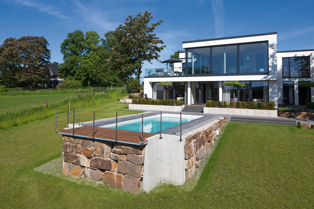 Hanglage - Ein GFK Pool eingebettet in der Natur, Hesselbach GmbH Hesselbach GmbH Eclectic style garden Stone