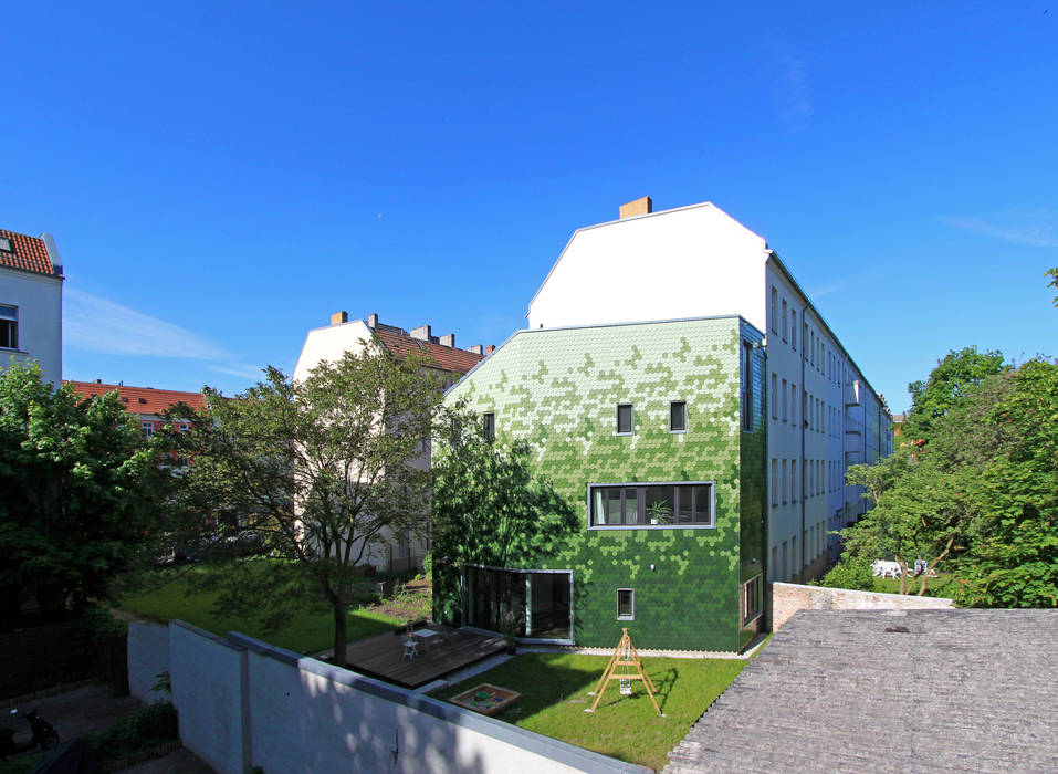 schuppen brandt+simon architekten Moderne Häuser Keramik Neubau,Einfamilienhaus,Berlin,Ziegel,Biberschwanz,Pixel,grün,Holzständer,Zellulose,Solarthermie