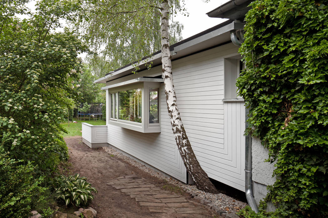 kleinOud brandt+simon architekten Дома в стиле модерн Дерево Эффект древесины semi-detached house,expansion,Berlin,white,garden,attachment,wood facade,extension,wooden house,flat roof