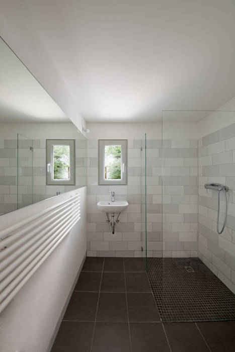 guest bathroom brandt+simon architekten Banheiros modernos Azulejo walk-in shower,semi-detached house,Berlin,extension,tiles
