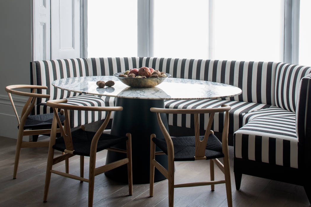 Kitchen - Belsize Park Roselind Wilson Design مطبخ modern yet classic,modular design,marble surface,monochrome palette,breakfast bar,striped banquette,striped banquette