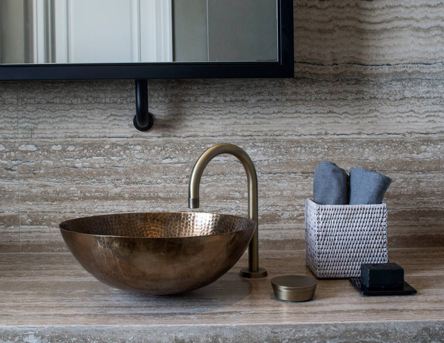 Master Bathroom - Belsize Park Roselind Wilson Design Ванна кімната dream bathroom,industrial-look bathroom,natural stone,vintage brass taps,vanity focal point,vanity focal point