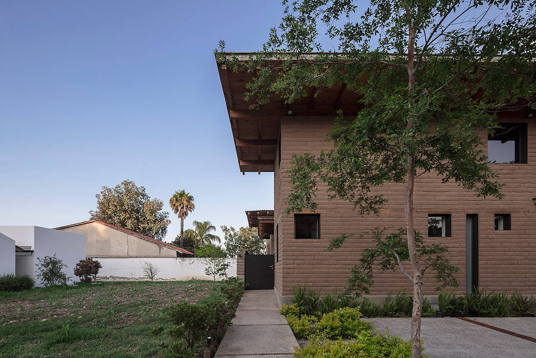 NIDO DE TIERRA, MORO TALLER DE ARQUITECTURA MORO TALLER DE ARQUITECTURA Taman Gaya Rustic Beton