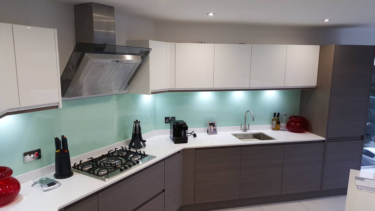 Modern Handleless White Gloss & Dark Elm Kitchen Door With White Quartz Worktop, Meridien Interiors Ltd Meridien Interiors Ltd Moderne keukens