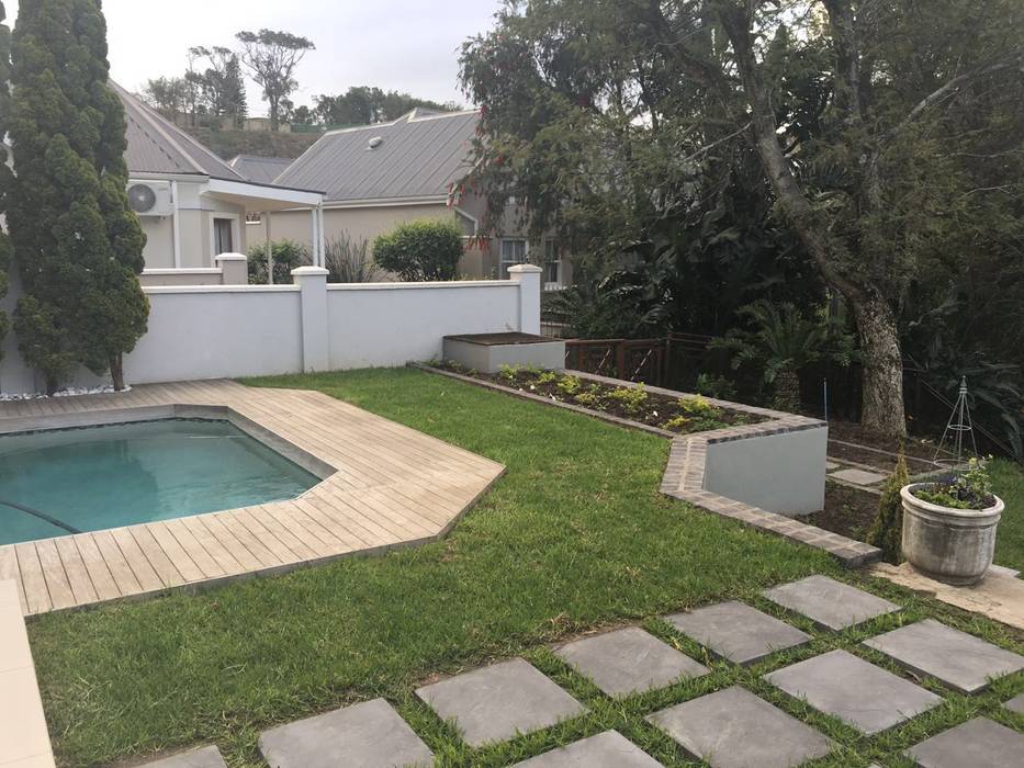 After picture of new lawn and paving near the pool. Helen Sparg Landscape Designer 庭院