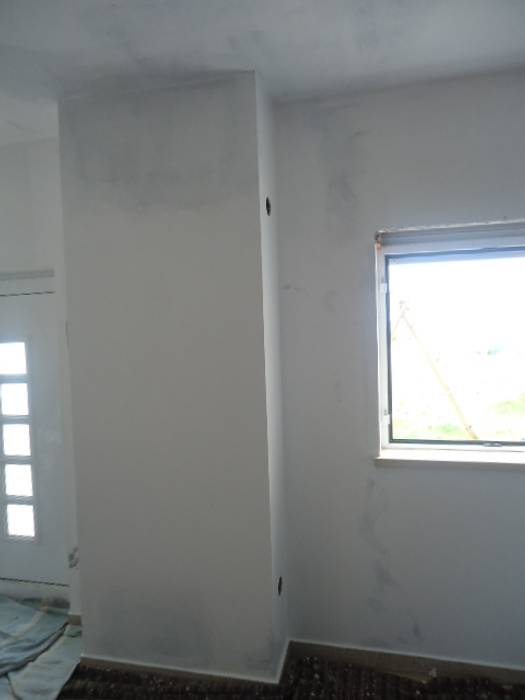 Reparação de infiltrações, pintura de tecto e paraedes na cor branco em cave de moradia (durante a obra) Atádega Sociedade de Construções, Lda