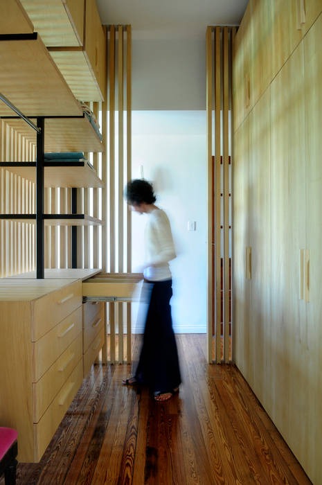 Casa SIRI · Paula Herrero | Arquitectura, Paula Herrero | Arquitectura Paula Herrero | Arquitectura Vestidores y placares modernos Madera Acabado en madera