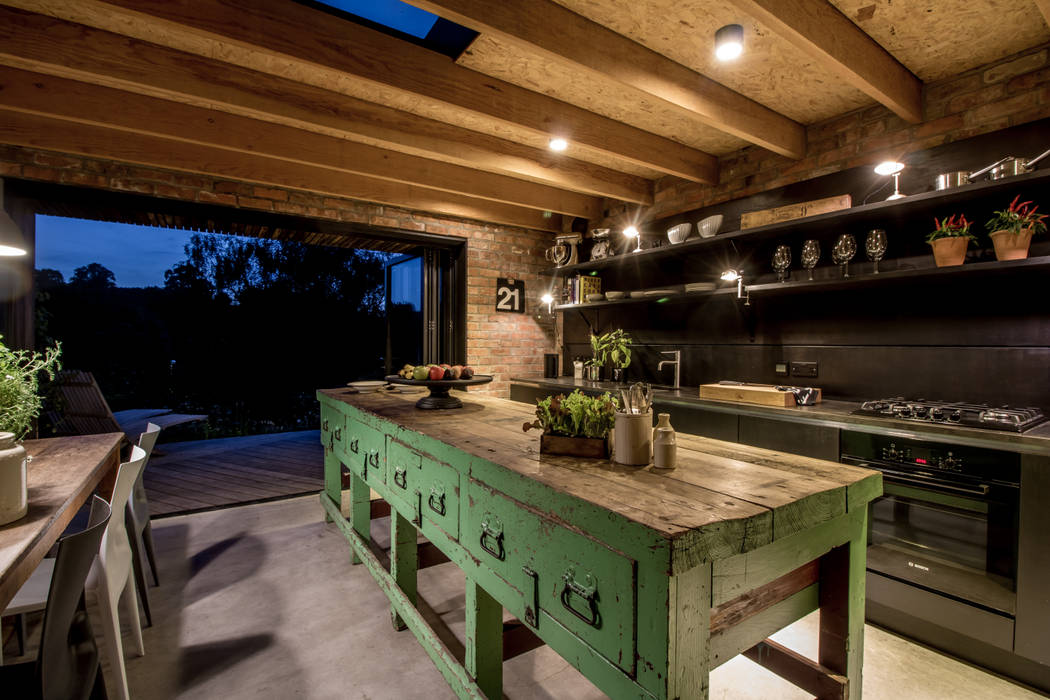 Miner's Cottage II: Kitchen design storey Cucina in stile rustico