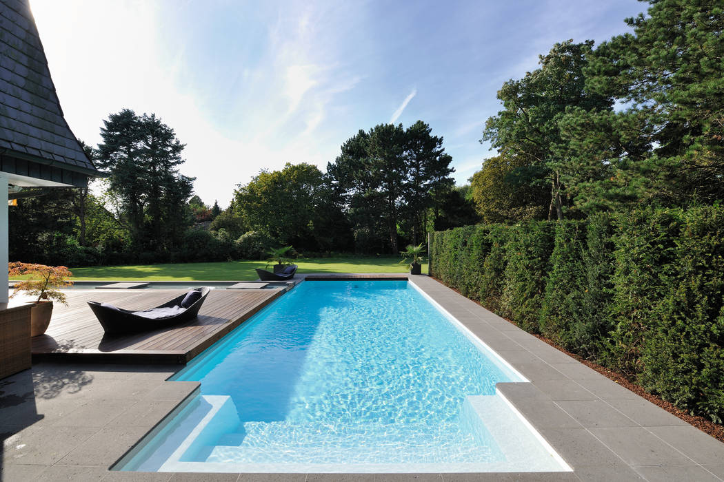 Mit dem besonderen Etwas - Ein Gartenpool mit Wasserlauf, Hesselbach GmbH Hesselbach GmbH Piscinas de estilo ecléctico