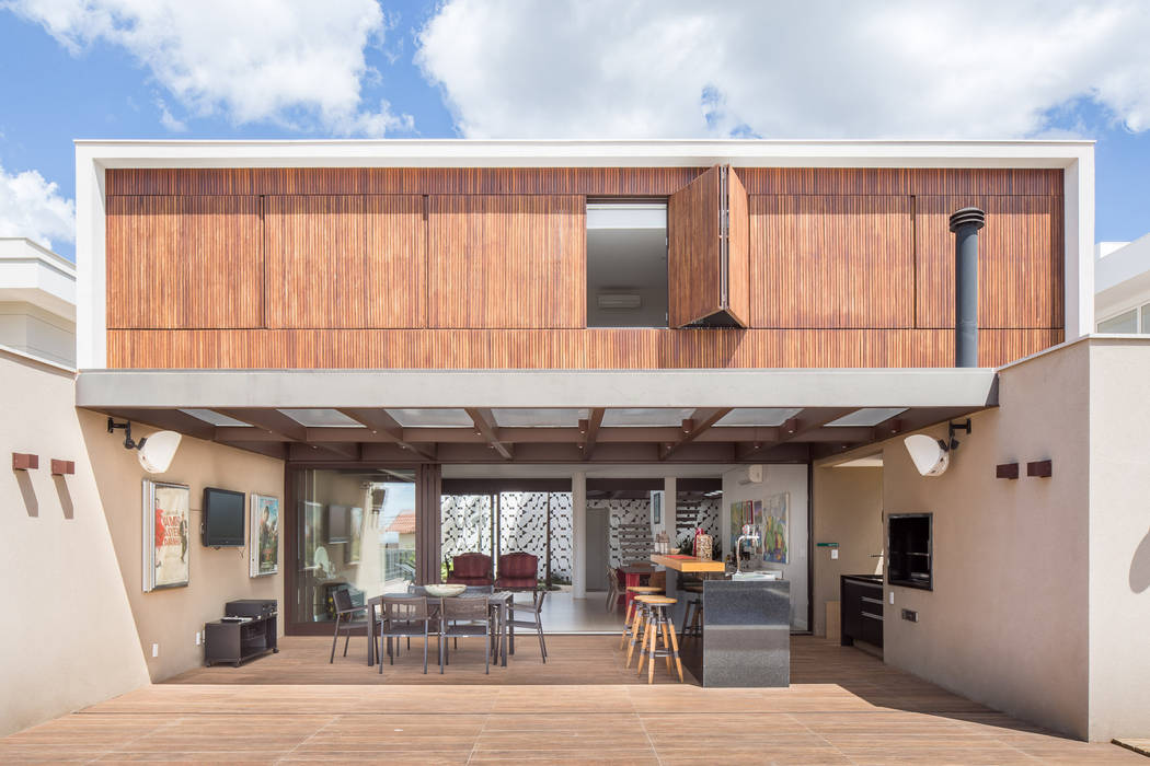 Casa LA - Esquadra Arquitetos + Yi arquitetos homify Casas modernas Madeira Efeito de madeira