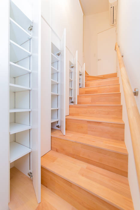 階段収納 イン-デ-コード design office モダンスタイルの 玄関&廊下&階段 階段収納 下足入れ