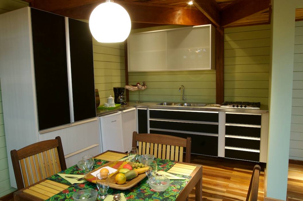 Chalé de Praia, Juliana Lahóz Arquitetura Juliana Lahóz Arquitetura Tropical style kitchen Glass