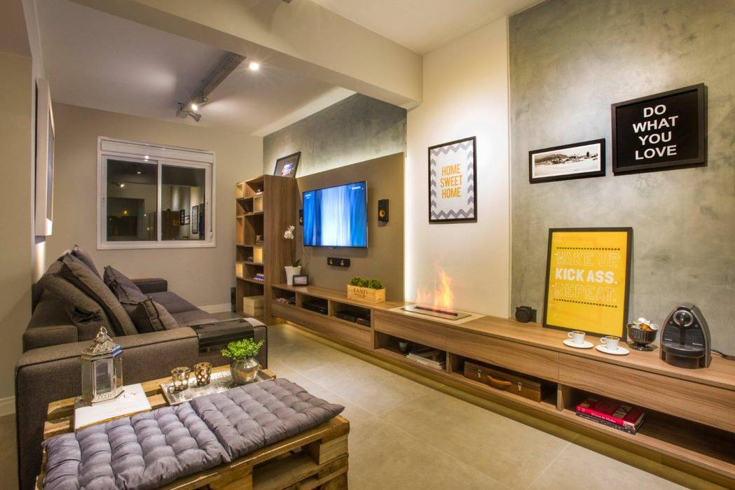 Sala de estar, tv e lareira Caroline Vargas | C. Arquitetura Salas de estar modernas