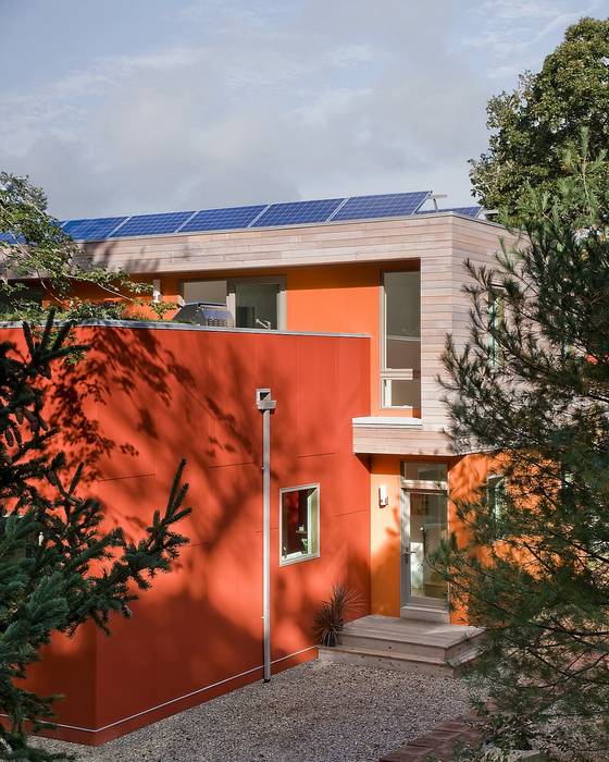 Modern Cape Cod house with fiber cement and shiplapped cedar siding ZeroEnergy Design 現代房屋設計點子、靈感 & 圖片