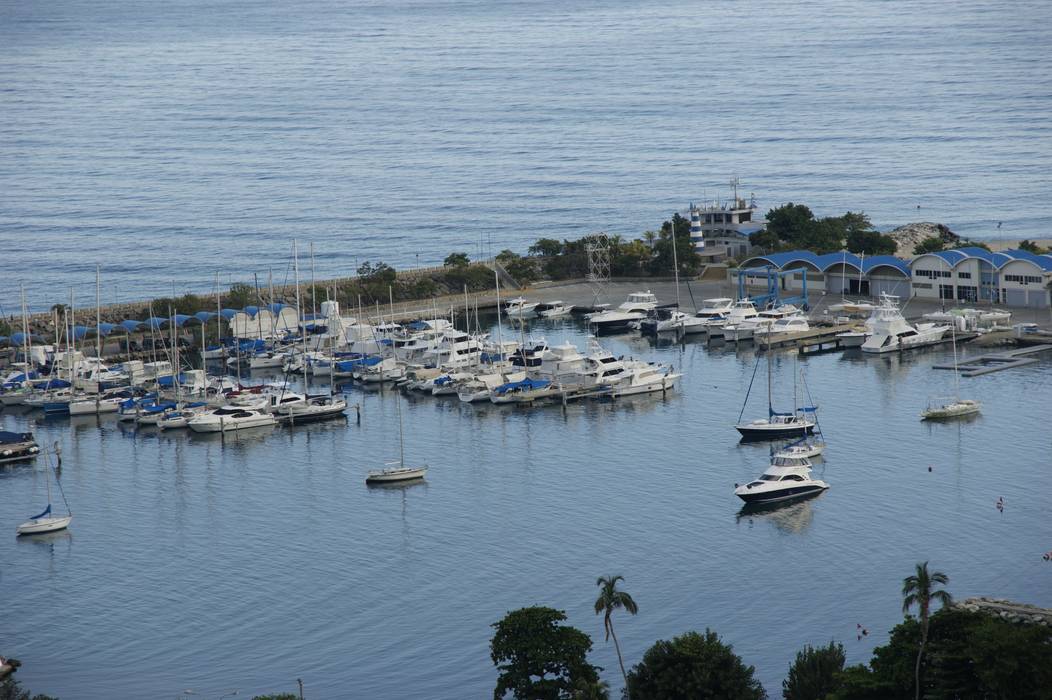 Vista de la marina y el Mar Caribe OMAR SEIJAS, ARQUITECTO Balcones y terrazas minimalistas