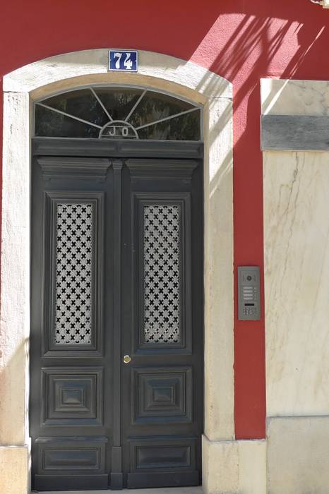 Alcantara Red Houses, Lisbon 2013, QFProjectbuilding, Unipessoal Lda QFProjectbuilding, Unipessoal Lda Puertas y ventanas de estilo clásico Madera maciza Multicolor