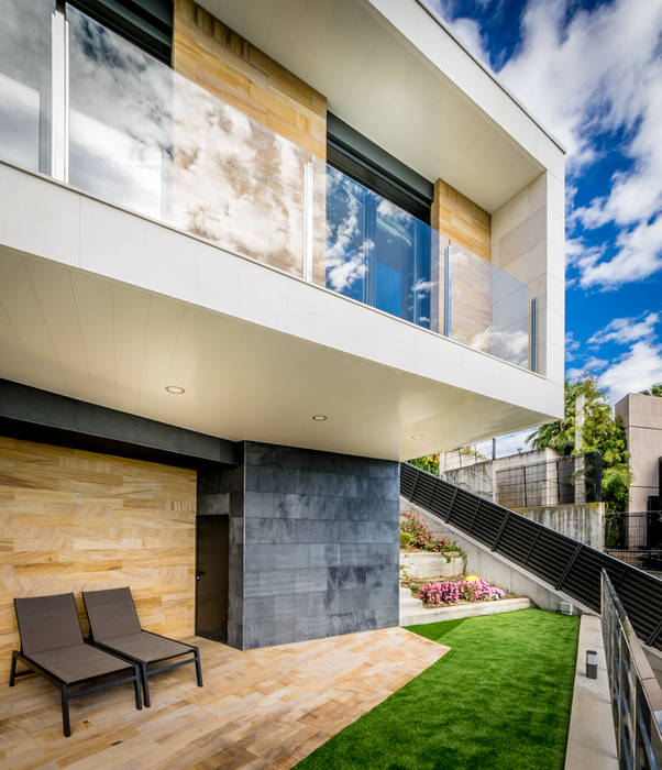 Exterior terrace 08023 Architects Modern style balcony, porch & terrace