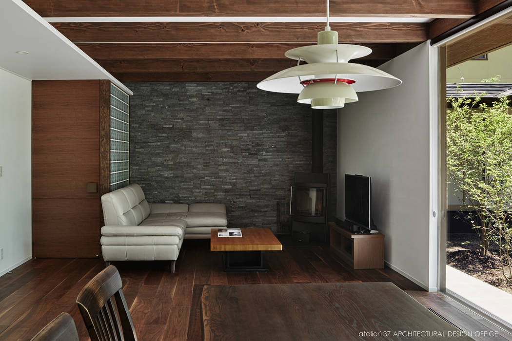 041軽井沢Mさんの家, atelier137 ARCHITECTURAL DESIGN OFFICE atelier137 ARCHITECTURAL DESIGN OFFICE Classic style living room Stone