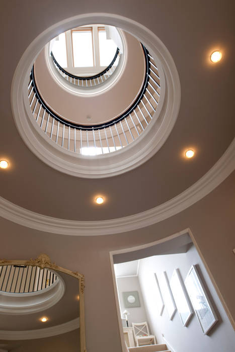 Circular atrium lit from above forms central circulation space to this Italian inspired mansion, Des Ewing Residential Architects Des Ewing Residential Architects Pasillos, vestíbulos y escaleras de estilo clásico