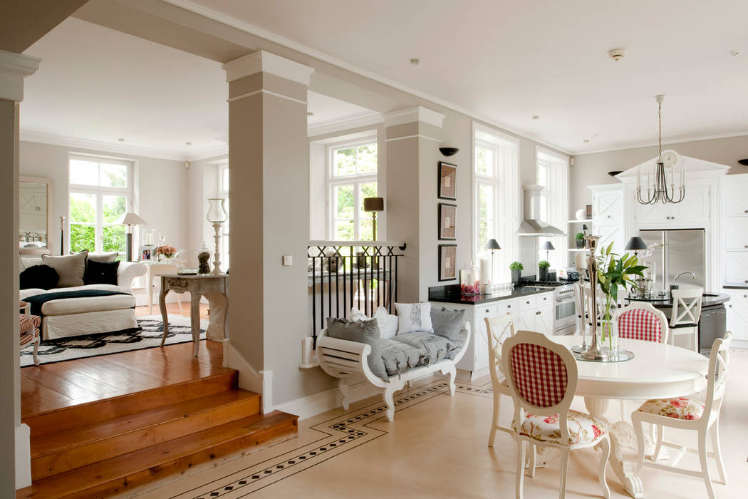 Circular atrium lit from above forms central circulation space to this Italian inspired mansion, Des Ewing Residential Architects Des Ewing Residential Architects Salon classique